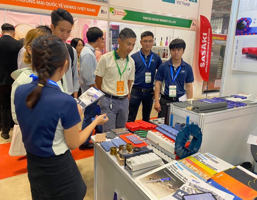 Đại diện Habasit ghé thăm gian hàng
